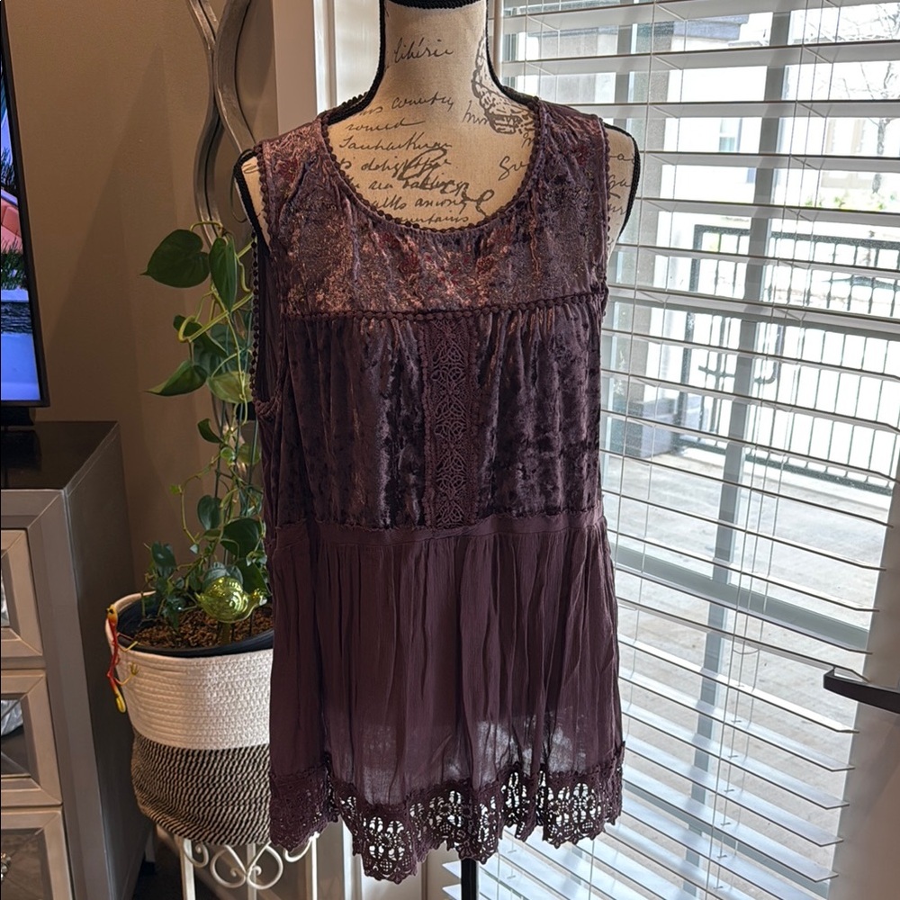 Elegant Lace Sleeveless Top - Purple